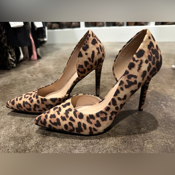 Shoes - Women’s leopard suede-like leopard pumps